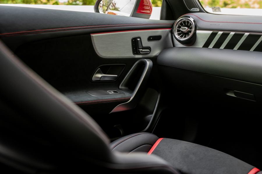 Интерьер Mercedes-AMG CLA45 S 4Matic+ (C118) 2019 года  (JP) (фото 9 из 41)